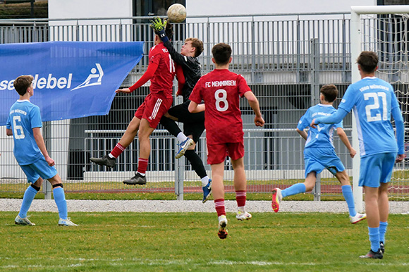 Simon Urban griff daneben, Memmingen nutzte den Fehler des 1860-Keepers zum 2:1. Foto: Frank Peters