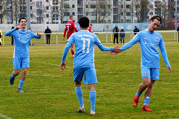 Jahi Osmani (v. li.), Torschütze Efe Karakoc und Paul Sturm feiern das 3:0. Foto: Joachim Mentel