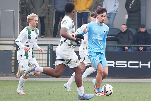 Das Hinspiel war stark umkämpft: Emre Dursun setzt sich hier gegen drei Gladbacher durch. Foto: Markus Burger