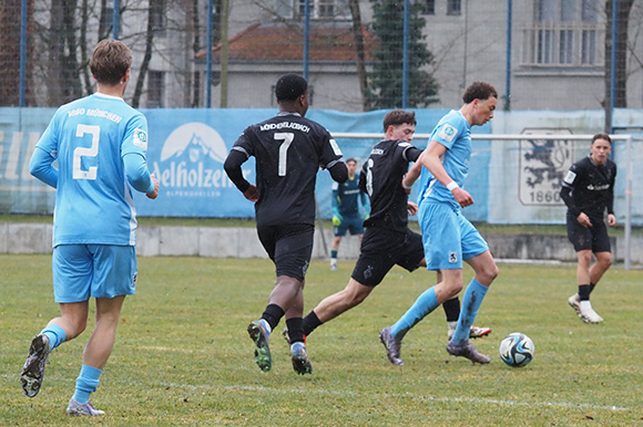 Samuel Althaus (re.) brachte die Junglöwen gegen die Gladbacher Fohlen in Führung. Foto: Markus Burger