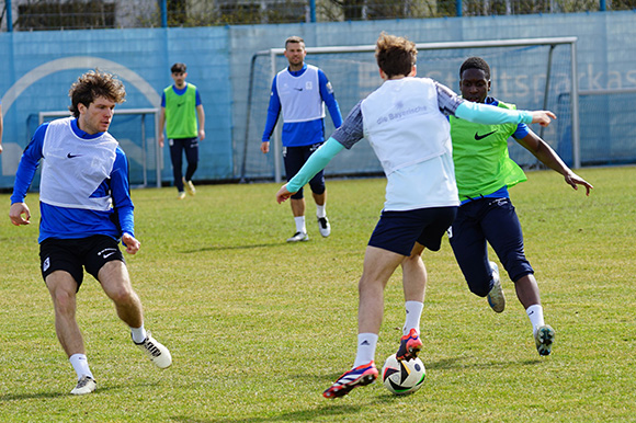 Es ist mächtig Zug in den Trainingseinheiten der U21, weil sich jeder Spieler für die Startelf aufdrängen möchte. Foto: Joachim Mentel